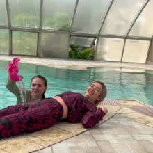 Get Your Snaps: Olga and Ariana in the pool