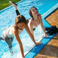 wet.look.me: Wetlook Group Girls Fun in Sporty leggings Outfits | Wetlook.biz