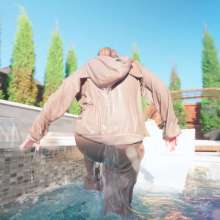 WetlookFashion: Mandi Falls in the Pool While Cleaning