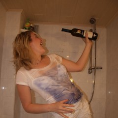 Perfectwetlook: Hair Wash in White Pants