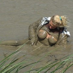 FOXY: New video with bomb Yulia in mud