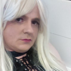 abbifox: Crossdresser foam pies