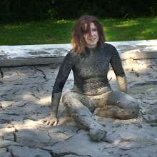 FOXY: video black Lycra in mud