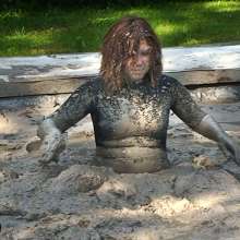 FOXY: video black Lycra in mud