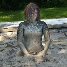 FOXY: video black Lycra in mud