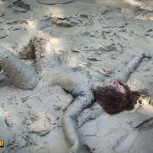 FOXY: video black Lycra in mud