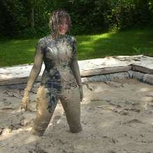 FOXY: video black Lycra in mud