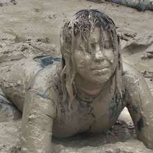 FOXY: video black Lycra in mud