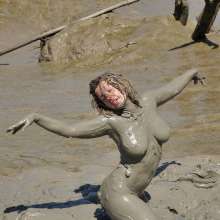 FOXY: Fur coat in deep mud