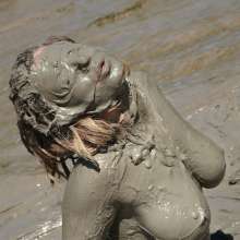 FOXY: Fur coat in deep mud