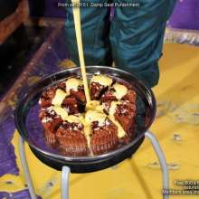 DungeonMasterOne: Evelyne the cook covers her green boilersuit in custard!