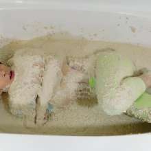 Kaydens: Kaydens' First Oatmeal Bath!