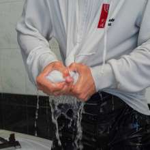 Wet Live Team: Tough Guys Have Fun in the Bathroom, Swim and Have Fun!