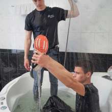 Wet Live Team: Tough Guys Have Fun in the Bathroom, Swim and Have Fun!
