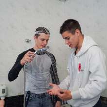 Wet Live Team: Tough Guys Have Fun in the Bathroom, Swim and Have Fun!