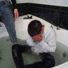 Wet Live Team: Tough Guys Have Fun in the Bathroom, Swim and Have Fun!