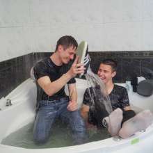 Wet Live Team: Tough Guys Have Fun in the Bathroom, Swim and Have Fun!