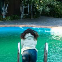 wet.look.me: Wetlook hot girl in outdoor pool get wet in jeans | Wetlook.biz