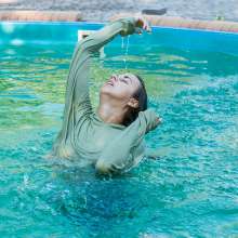 wet.look.me: Wetlook hot girl in outdoor pool get wet in jeans | Wetlook.biz