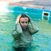 wet.look.me: Wetlook hot girl in outdoor pool get wet in jeans | Wetlook.biz