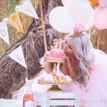 wamajama: pretty gals smashing cakes.