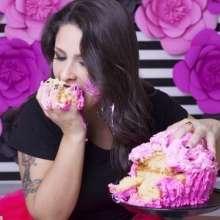 wamajama: pretty gals smashing cakes.