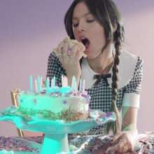 wamajama: pretty gals smashing cakes.