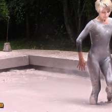FOXY: Anna in mud pool