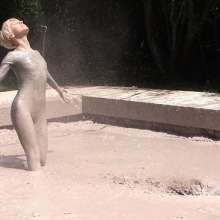 FOXY: Anna in mud pool