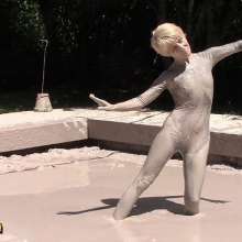 FOXY: Anna in mud pool