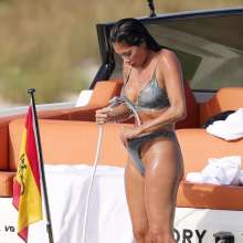 muddy_clothes: Nicole Scherzinger Cleans Up After a Mud Bath in Formentera, Spain