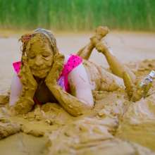 Lyndra Lynn: Orgasm in Lake of Mud