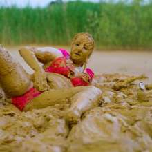 Lyndra Lynn: Orgasm in Lake of Mud