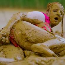 Lyndra Lynn: Orgasm in Lake of Mud