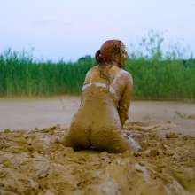 Lyndra Lynn: Orgasm in Lake of Mud