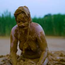 Lyndra Lynn: Orgasm in Lake of Mud