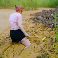 Lyndra Lynn: Orgasm in Lake of Mud