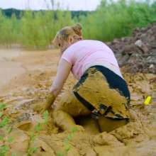 Lyndra Lynn: Orgasm in Lake of Mud