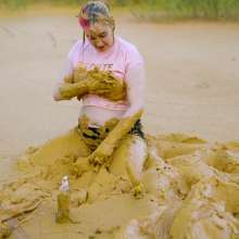 Lyndra Lynn: Orgasm in Lake of Mud