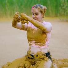 Lyndra Lynn: Orgasm in Lake of Mud