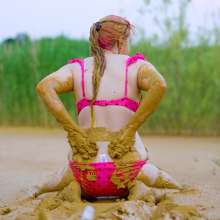 Lyndra Lynn: Orgasm in Lake of Mud