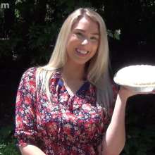Anglefan: Scarlett gets pied outside!