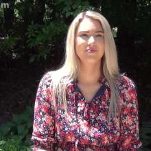 Anglefan: Scarlett gets pied outside!