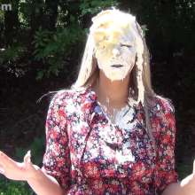 Anglefan: Scarlett gets pied outside!