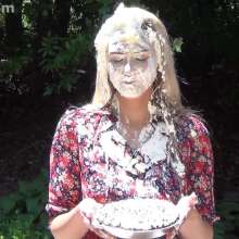 Anglefan: Scarlett gets pied outside!