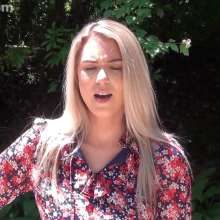Anglefan: Scarlett gets pied outside!