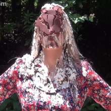Anglefan: Scarlett gets pied outside!