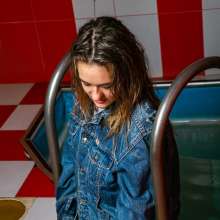wet.look.me: Wetlook girl in skirt and tights gets wet in Pool | Wetlook.biz