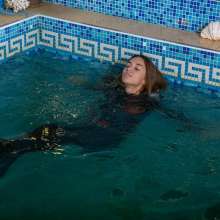 wet.look.me: Wetlook girl in jeans bathing in the pool | Wetlook.biz
