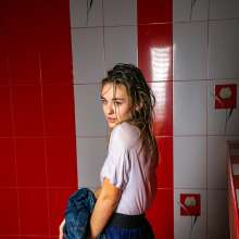 wet.look.me: Wetlook girl in skirt and tights gets wet in Pool | Wetlook.biz